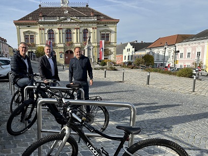 Read more about the article Weitra wird fahrradfreundlicher: Neue Fahrradständer am Stadtplatz montiert!